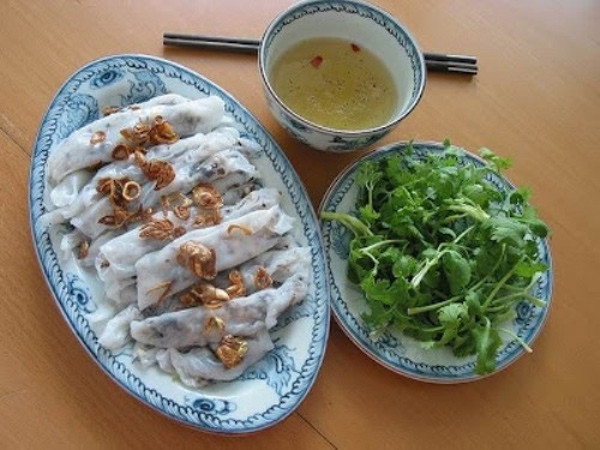 Bánh cuốn chả viên. Chả được làm từ thịt lợn địa phương, giống lợn thơm ngon và chắc thịt. Sau khi băm nhỏ, thịt sẽ được trộn với nấm hương và mộc nhĩ vùng cao, tiếp đến được nắm thành viên nhỏ, rán chín ăn kèm với bánh cuốn. Nếu ai đó đã có dịp thử các món bánh cuốn ở những vùng miền khác nhau sẽ thấy được sự khác biệt trong nước chấm của bánh cuốn Tuyên Quang.