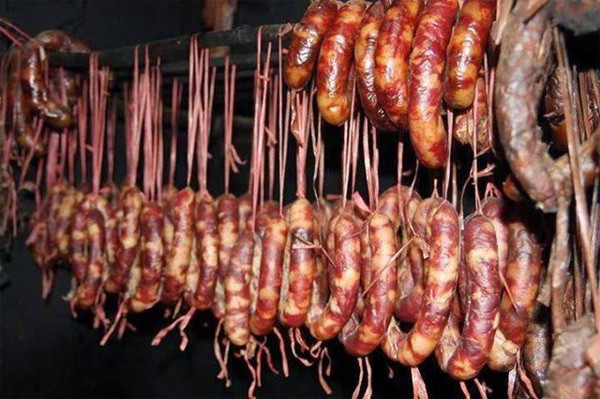 Lạp xưởng Suối Khoáng. Lạp xưởng thực chất là thịt lợn đen nhồi vào lòng của thịt lợn đen rồi phơi ra nắng và treo lên gác bếp. Nhờ đó món đặc sản Tuyên Quang này có thể bảo quản được quanh năm. Đây là phương thức độc đáo của lạp xưởng độc đáo của đồng bào dân tộc vùng cao giúp có thực phẩm dự trữ lâu dài trong nhà đồng thời tạo ra một món đặc sản ngon với hương vị rất đặc biệt.