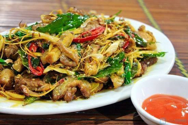 Thịt lợn đen nổi tiếng với vị thịt thơm, săn chắc, khi nấu không có nước, bì giòn… Từ lợn đen, người Nà Hang đã chế biến thành những món ăn độc đáo như: Thịt lợn nướng riềng mẻ, thịt lợn nướng ngũ vị hương, thịt lợn xào lăn…