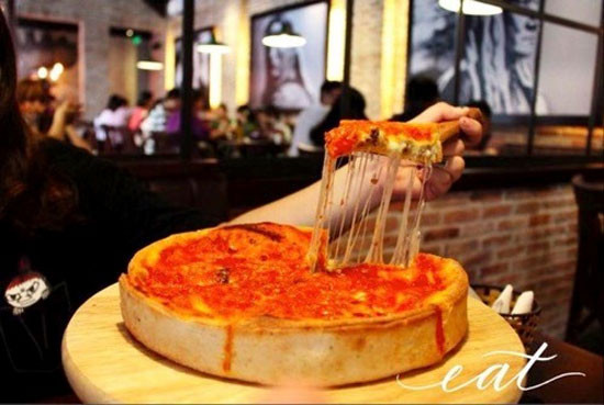 Pizza nhân nhồi kiểu Mỹ, tại Cowboy Jack's, tầng 5 Vincom Hải Phòng. Pizza 2 lớp cheese dày cộp, lát bánh dày dặn, hương vị pizza Mỹ đảm bảo khác hẳn pizza Italy. Giá 199.000 đồng một chiếc.