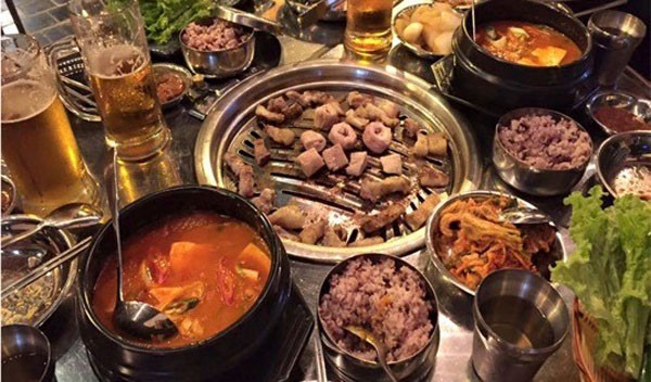 Miếng thịt được tẩm ướp đậm vị, ăn hợp miệng cộng với không gian đẹp tạo nên những nét đặc biệt khó quên. Giá từ 200.000 đồng một combo.