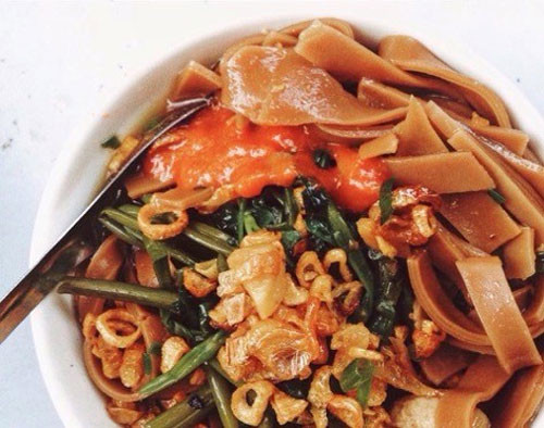 Bánh đa cua cổng trường THPT Ngô Quyền 3 là một trong những địa chỉ ăn ngon ở Hải Phòng nổi tiếng nhất. Bánh đa ở đây được ngâm nên sợi dày và dai, một bát có cả chả viên, chả lá lốt, rau và hành phi. Giá chỉ 13.000 đồng một bát.