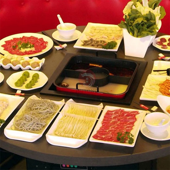 Món nhúng lẩu có đến 60 loại, nước sốt tự pha chế theo sở thích. Nếu bạn lựa chọn combo thì giá khoảng 200.000 đồng/người.