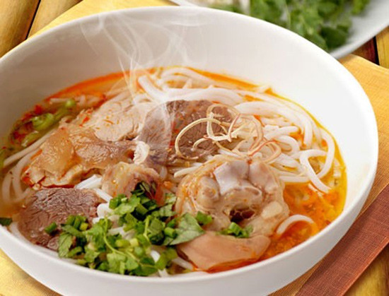 Bún bò tại Sài Gòn có bún bò Huế, bún bò Nha Trang, bún bò Đà Nẵng, bún bò Đà Lạt... Tên gọi khác nhau, song thành phần khá giống nhau, người không sành ăn hầu như không thể phân biệt. Tuy vậy, đều có cùng điểm chung là mùi thơm đậm của mắm ruốc và sả. Ảnh: Bunsaigon.