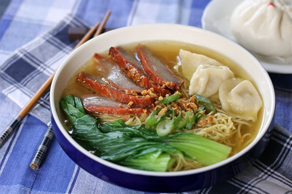 Mì hoành thánh là món ăn gốc Hoa được yêu thích ở Sài Gòn. Điều khó hiểu của món ăn này là sự tham gia của 2 thành phần nhiều tinh bột là mì và hoành thánh. Điều này khiến nhiều thực khách đang có ý định ăn kiêng e ngại. Ảnh: Angsarap.