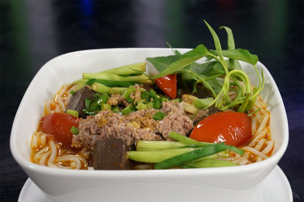Canh bún có nhiều nét tương đồng với bún riêu. Điểm để thực khách phân biệt là những sợi rau muống luộc xanh tươi được để hẳn trên tô khi dọn cho khách. Ảnh: HTV.