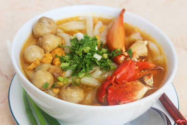 Bánh canh cua hấp dẫn nhất là phần nước dùng kết hợp giữa gạch cua và nước hầm xương nên có vị ngọt, thơm, độ sệt nhất định. Ảnh: Khoa Điền.