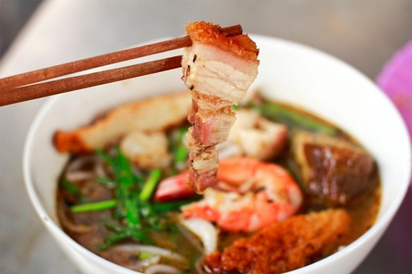 Bún mắm: Điểm hấp dẫn của món bún này là hương thơm đậm của mắm cá, hải sản tươi ngon và rau sống đặc trưng. Ảnh: Cương85.