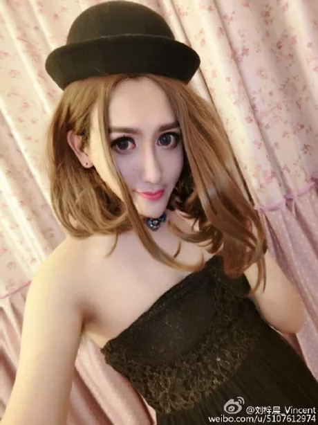 Làn da trắng sứ, vòng ba to đột biến và khuôn mặt nhọn hoắt giống "hệt một con rắn" là ấn tượng đầu tiên đầu tiên khi nhìn thấy Tử Thần.