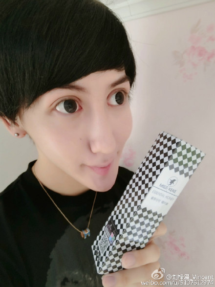 Tử Thần nổi tiếng không phải vì gương mặt điển trai cuốn hút hay cơ bụng sáu múi nam tính như các mẫu nam khác mà nổi tiếng với thân hình biến dạng và khuôn mặt rắn đáng sợ.