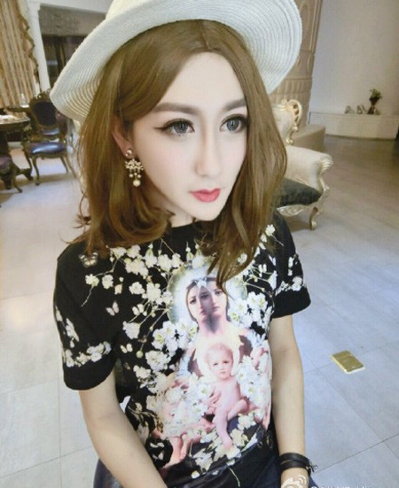 Tuy là nam giới nhưng Tử Thần rất thích công việc của một mẫu nữ, anh chàng thường xuyên ăn vận, trang điểm như một mẫu nữ và chụp ảnh tạo dáng khoe trên trang cá nhân.