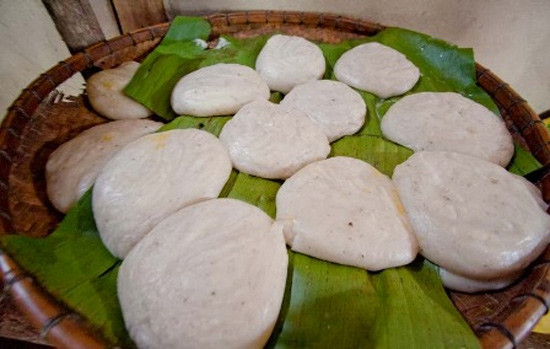 Bánh dày. Nếu những ngày giáp Tết, đồng bào Kinh chuẩn bị bánh chưng thì ở Hồng Ngài (Bắc Sơn, Sơn La) nói riêng, Tây Bắc nói chung lại chuẩn bị bánh dầy để cúng năm mới. 6 cặp bánh đầu tiên được gói nhanh, gói đẹp để dâng lên trời đất và vị thần mùa màng của dân bản. 6 cặp bánh gồm 12 chiếc tượng trưng cho 12 tháng trong năm. Những chiếc bánh còn lại xếp vào một hộp gỗ pơ mu đậy kín lại để ăn. Bánh dẻo, thơm mùi nếp quện với mùi thơm gỗ, vị ngọt của nếp nương thật quyến rũ.