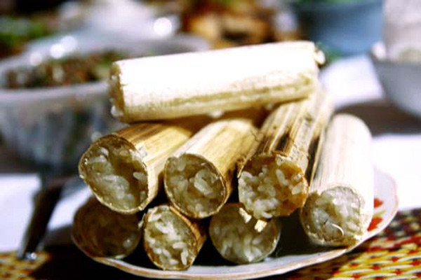 Cơm lam. Gạo cẩm và nếp cái hoa vàng cho thêm chút muối, gừng, ngâm ủ qua đêm, đãi sạch rồi cho vào ống tre, thêm chút nước và nút lại bằng lá chuối, cho lên bếp lửa đốt. Khi ăn, tách từng phần tre bó chặt vào cây cơm trắng nõn. Mùi thơm của gạo nếp nương mới, lẫn với chút hương vị của tre, của khói bếp, làm cho miếng cơm thật sự mang hương vị của núi rừng. Cũng tùy từng sở thích mà người ta chọn châm cùng muối vùng hay chẩm chéo.