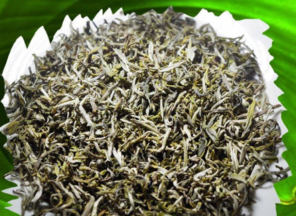 Chè Tà Xùa. Chè Shan tuyết Tà Xùa có búp màu trắng, cánh vàng, lá to được chăm bón tự nhiên, không hóa chất, việc thu hái, sao chế tuân thủ đúng theo kinh nghiệm cha ông để lại nên chè khi uống có vị thơm, ngọt thanh, mát dịu. Màu nước chè từ khi pha tới vài nước sau vẫn giữ được nguyên màu xanh lơ đỏ. Khi uống chè, cảm giác đầu tiên là vị đắng chát, sau đó dần chuyển sang ngọt, hương vị chè thơm đặc biệt khác lạ so với các dòng chè khác.