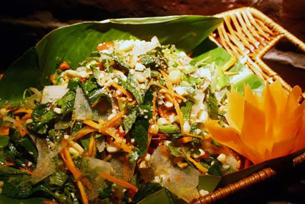 Nộm da trâu. Như nhiều món nộm khác của người Thái, nộm da trâu cần nhiều gia vị và rau thơm như lạc, mùi ta, mùi tàu, chút hạt mắc khén đặc trưng. Cái làm nên thứ quyến rũ của món đặc sản Sơn La này chính là vị chua thơm, thanh thanh của nước măng chua, chứ không phải của chanh hay giấm. Nước măng chua muốn ngon phải ngâm bằng thứ măng củ tươi, nước suối và thêm những gia vị cần thiết. Măng phải có thời gian để “ngấu” tiết ra thứ nước chua thanh mát mới đúng điệu.