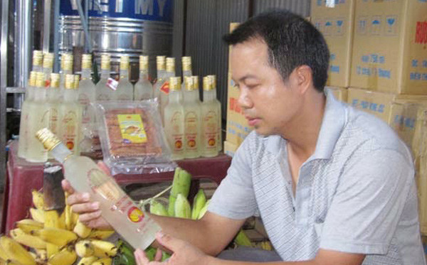 Rượu chuối. Để có được rượu chuối ngon, trước tiên phải lựa chọn loại chuối thật chín, thái mỏng rồi đem phơi nắng cho thật khô. Rượu ngâm phải dùng loại rượu cốt nguyên chất, cứ 1 kg chuối hột thì ngâm khoảng 2-2,5 lít rượu nguyên chất. Đồ ngâm rượu phải là dùng lọ thủy tinh, rửa sạch. Bỏ chuối vào, chuôi chiếm 1/3 lọ, rượu chiếm 2/3 lọ rồi đậy nắp kỹ, ngâm 100 ngày sau là sử dụng được.