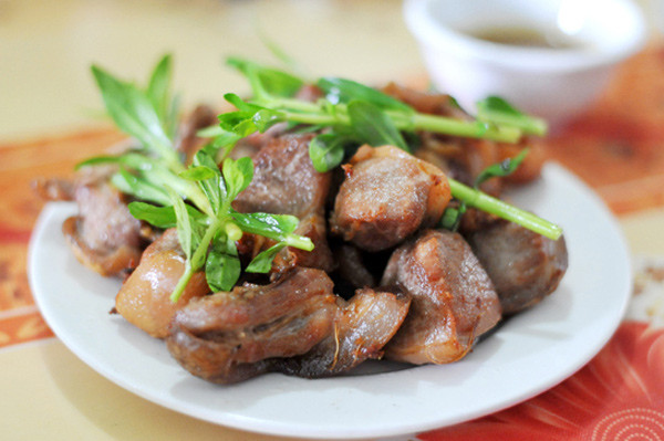 Bê chao. Ở các trại bò sữa Mộc Châu, bê cái được nuôi lớn để cho sữa, còn bê đực được chế biến thành bê chao, đặc sản Sơn La nức tiếng. Đây là bê sữa khoảng một tuần tuổi, chưa từng ăn cỏ, nên miếng thịt thơm và có cái mềm ngọt mà bê già tuổi hơn không có được. Bê chao chế biến đơn giản nhất, nhưng hương vị lại thuộc hàng đặc sản. Có lẽ bởi bê non đã sẵn cái ngon, cái ngọt, cái thơm, nên càng bớt cầu kỳ lại càng tôn hương vị đó lên trọn vẹn.