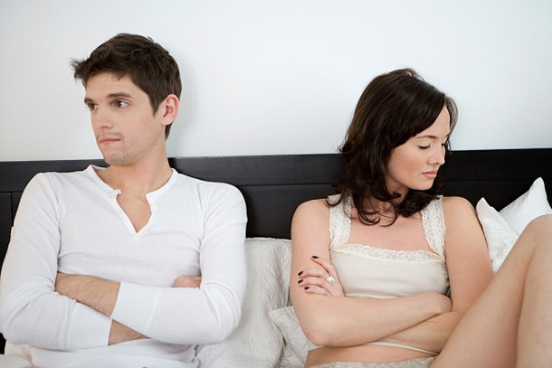 Nếu chẳng may lỡ mồm phát ngôn về sự khác nhau giữa người mới và người cũ, bạn có thể sẽ phải hứng chịu cả một cơn thịnh nộ khủng khiếp từ chồng. Điều này là hoàn toàn dễ hiểu vì người đàn ông nào cũng có sự tự tôn của mình, nếu bạn phạm phải điều này, chắc chắn bạn sẽ bị chàng "trừng phạt" theo cách nào đó.