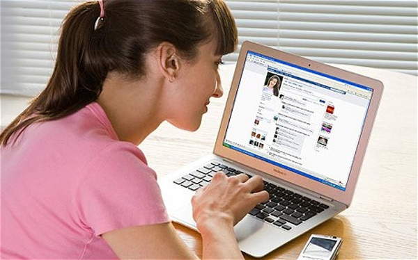 5. Chia sẻ những riêng tư cho người khác. Chia sẻ những chuyện riêng tư lên mạng xã hội, bạn bè. Đàn ông không thích những chuyện nhỏ nhặt trong gia đình bị mọi người biết, bàn tán và soi mói.