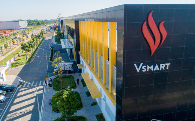 Nhà máy sản xuất TV Vsmart (Khu công nghệ cao Hòa Lạc, Hà Nội) có công suất thiết kế 2,4 triệu sản phẩm/năm. “Tivi Vsmart là một mảnh ghép then chốt trong hệ sinh thái thông minh Vsmart và hệ sinh thái tiện ích của Vingroup. Trong tương lai, bạn có thể dùng tivi Vsmart điều khiển tủ lạnh, máy giặt, điều hòa, bóng đèn,.... Hơn thế nữa, theo dõi việc học tập của con cái, mua sắm hay đặt chỗ nghỉ dưỡng hoàn toàn trong tay bạn, với 1 vài thao tác đơn giản với tivi Vsmart, ngay tại nhà”, bà Lê Thị Thu Thủy, Phó chủ tịch Tập đoàn Vingroup kiêm Tổng giám đốc VinSmart, cho biết.