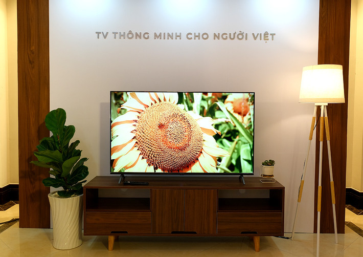 Về phần cứng, các mẫu tivi thông minh Vsmart được sản xuất trong môi trường có độ sạch không khí và độ ẩm tiêu chuẩn để đảm bảo máy móc luôn hoạt động với độ chính xác cao nhất, độ ổn định cao và tỷ lệ lỗi thấp. VinSmart cũng hợp tác với những nhà cung cấp chipset hàng đầu thế giới để thiết kế bo mạch, và tự sản xuất các linh kiện.