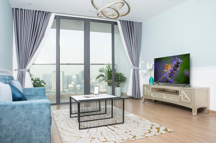 Trong thế hệ đầu tiên, Vsmart chia thành 2 dòng chính đáp ứng linh hoạt nhu cầu của người tiêu dùng, gồm dòng sản phẩm KE cao cấp với viền màn hình siêu mỏng, thiết kế kim loại tràn viền 3 cạnh và dòng sản phẩm KD vẫn giữ phong cách tràn viền nhưng cân bằng hơn về mặt thiết kế, tối ưu cho trải nghiệm hình ảnh và nội dung.