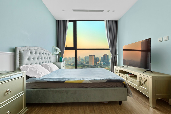 Đặc biệt, mỗi mẫu Tivi Vsmart sẽ được trang bị chức năng trợ lý ảo thông minh Google Assistant để người dùng trò chuyện, ra lệnh cho tivi bằng tiếng Việt, hỗ trợ giọng nói ba miền Bắc – Trung - Nam.