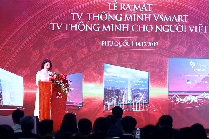Phát biểu về sự kiện này, bà Lê Thị Thu Thủy, Phó Chủ Tịch Tập Đoàn Vingroup kiêm Tổng giám đốc Công ty Nghiên cứu và Sản xuất VinSmart cho biết: “Sau các dòng sản phẩm điện thoại thông minh, VinSmart đã tiếp tục nghiên cứu và chế tạo sản phẩm Tivi thông minh chú trọng vào thiết kế và trải nghiệm của người dùng, mang đến cuộc sống thú vị và thông minh hơn cho người Việt”.