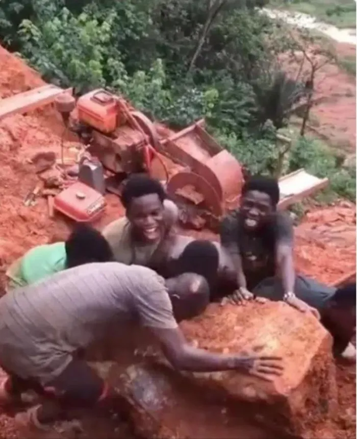Tuy nhiên, truyền thông địa phương cho biết, nhóm thợ mỏ không có giấy phép, việc đào vàng của họ là hoạt động bất hợp pháp.
