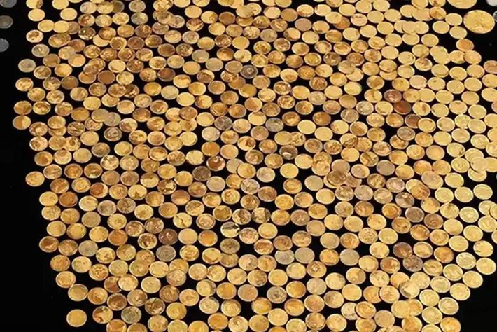 Ở một trường hợp tương tự, một người đàn ông ở Kentucky, Mỹ, đã tình cờ đào được một kho báu chứa hơn 700 đồng xu bằng vàng từ thời Nội chiến Mỹ trong khi làm việc trên cánh đồng ngô nhà mình.