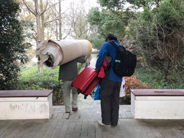 Khi các chuyên gia yêu cầu họ rời khỏi lăng mộ để tiến hành khai quật và nghiên cứu, họ đã tỏ ra bất mãn và đe dọa các thành viên trong đoàn khảo cổ.