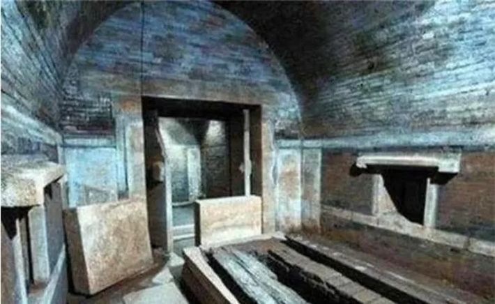 Trong mộ, đội khảo cổ đã phát hiện một căn phòng lát đá cẩm thạch trắng, nơi chứa quan tài thái giám Lý Liên Anh. Quan tài màu đỏ tím được đặt trên phản đỡ làm từ ngọc bích và trang trí đầy trang sức, tiền xu đồng khắc chữ "Lý".