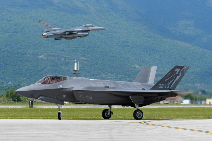 Theo thông báo, chiến đấu cơ F-35 của Ý được cho là đã đến quá gần máy bay vận tải An-12 của Nga và phản ứng đáp trả đã đến gần như ngay lập tức khi Không quân Nga tăng viện tiêm kích Su-30SM.