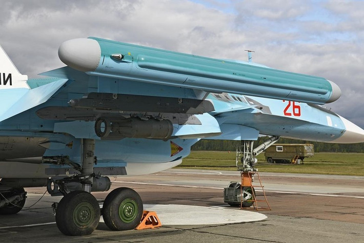 Khi tiêm kích Su-30SM của Nga tiếp cận chiếc F-35 ở cự ly tối thiểu cho phép, phi công Ý đã cố gắng tạo khoảng cách an toàn nhằm thoát khỏi ảnh hưởng của hệ thống tác chiến điện tử đối phương.