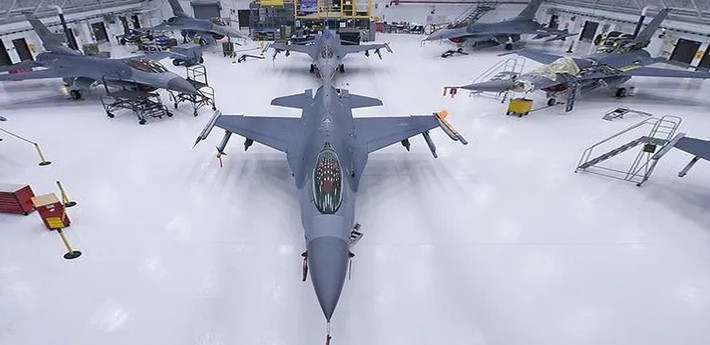 Trung bình tuổi thọ khung thân của F-16 là 8.000 giờ bay, và trải qua đại tu chúng có thể lên tới 12.000 giờ bay, trong khi đó máy bay Su-30/35 của Nga có tuổi thọ khung thân là 3.000 giờ bay và khi đại tu chúng cũng chỉ có thể bay thêm 1.000 giờ bay nữa mà thôi.
