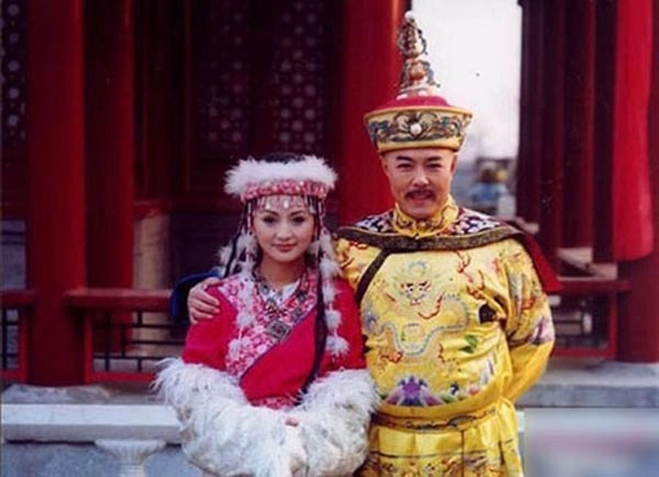 Chiều dài của chiếc long bào này là 143cm, đây là một dữ liệu rất quan trọng để suy đoán chiều cao của Càn Long. Theo đó, nếu căn cứ vào chiều dài long bào, Càn Long có thể cao khoảng 1m65.