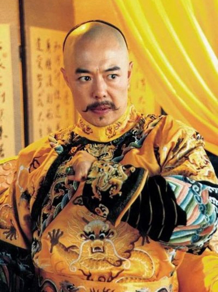 Càn Long cũng là người có lòng háo thắng mạnh mẽ, ông luôn tự cho là mình hoàn hảo, vây nên ông có một "bí mật" khó nói mà chỉ khi các chuyên gia phân tích long bào của ông mới phát hiện ra.