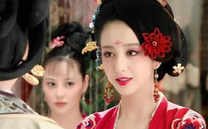 Điển hình vào thời nhà Hán nàng Triệu Phi Yến vì muốn sở hữu làn da nõn nà, tỏa ngát hương thơm nên nhét vào rốn một viên thuốc gọi là “hương cơ hoàn”.