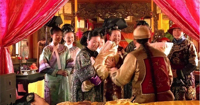 Trong lịch sử Trung Quốc, hình ảnh của các phi tần thường được miêu tả như những người phụ nữ xinh đẹp, thông minh và tài giỏi, những người có được sự sủng ái và tôn vinh từ vua chúa.