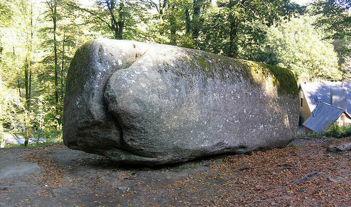 Trembling Rock - một hòn đá nổi tiếng nặng tới 137 tấn đang thu hút sự chú ý của nhiều người bởi khả năng khiến người yếu nhất cũng có thể xê dịch dễ dàng trên bề mặt của nó.