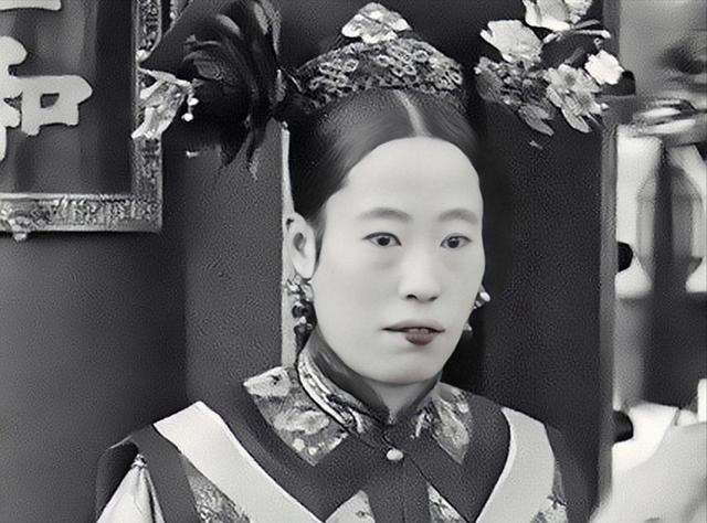 Những câu chuyện xoay quanh cuộc sống hôn nhân giữa hai người cũng làm dấy lên bao sự tò mò của hậu thế như: Giai thoại vua Quang Tự khóc trong đêm tân hôn, hoàng hậu Long Dụ ghen ghét, đố kị với sủng phi của hoàng đế là Trân phi,…