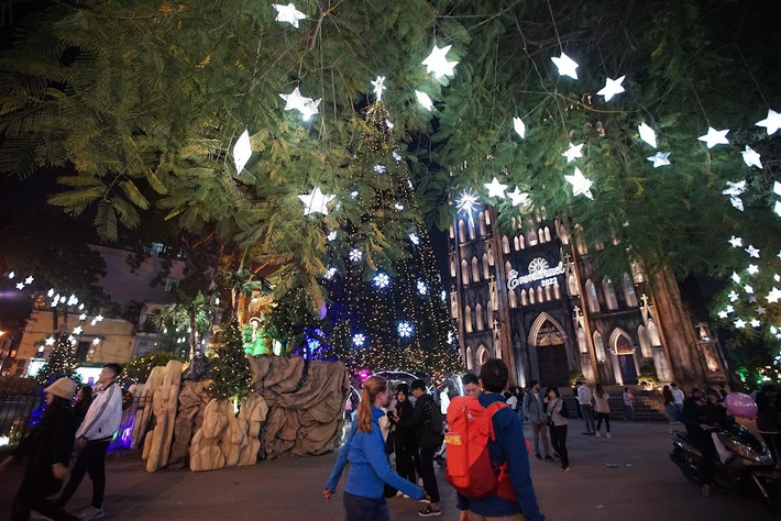 Không khí Noel đang đến gần, thời gian này các địa điểm công cộng tại Hà Nội đã hoàn thành việc trang trí chuẩn bị cho ngày lễ Giáng sinh.