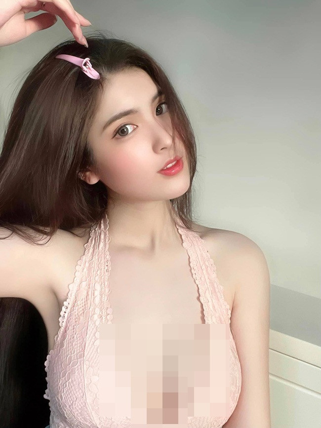 Nhan sắc đời thường của Đoan Nghi cũng hấp dẫn và cuốn hút đến bất ngờ.