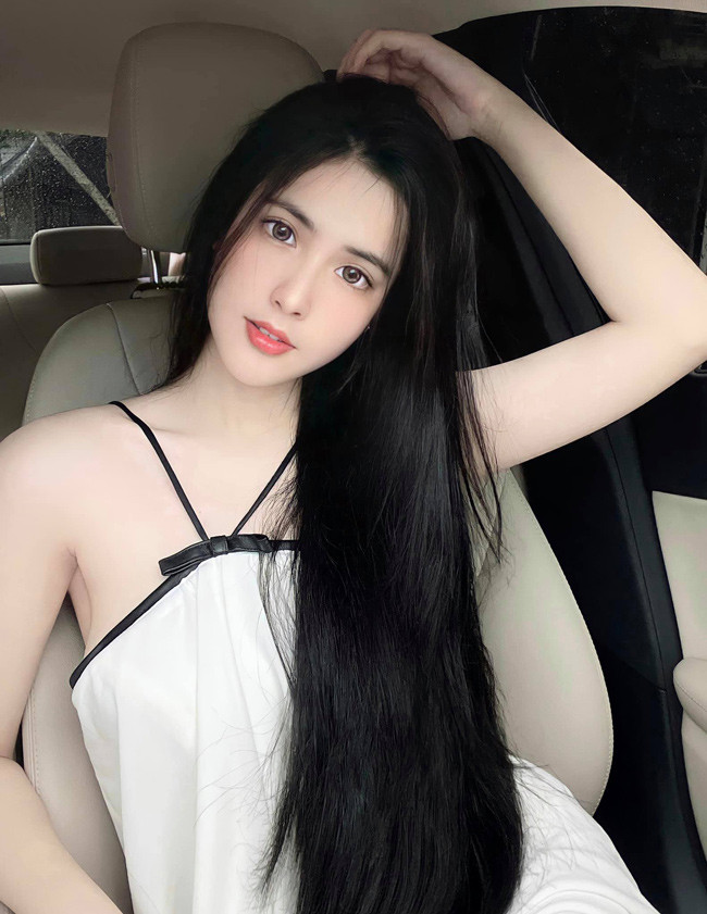 Với vóc dáng nổi trội, ba vòng thon thả (số đo 87-56-96cm), Đoan Nghi thường xuyên xuất hiện trên Fanpage chuyên đăng ảnh gái xinh châu Á.