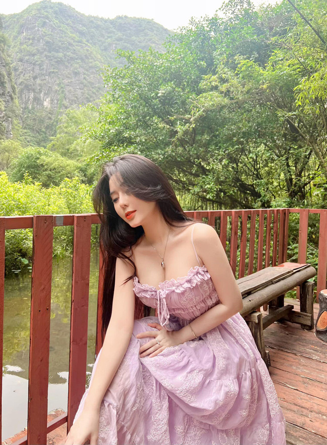 "Hot girl áo dài" Sài thành sở hữu nhan sắc quyến rũ với gương mặt xinh đẹp và ba vòng nóng bỏng.