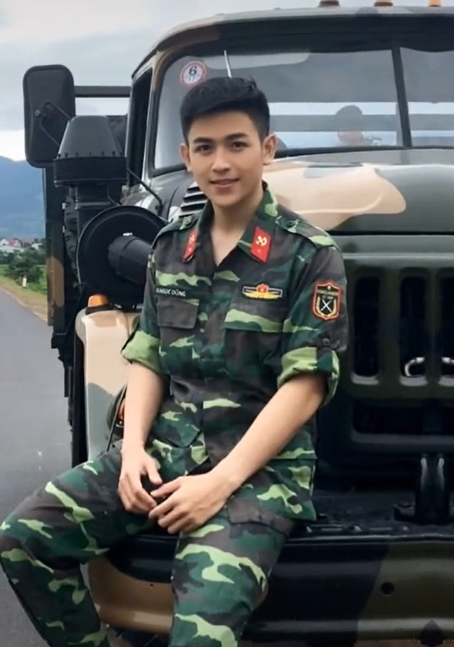 Trong dàn "hot boy quân nhân" còn có cái tên Nguyễn Hải Dương, chàng trai này khá nổi tiếng trên mạng xã hội bởi gương mặt đẹp không khác gì trai Hàn Quốc.
