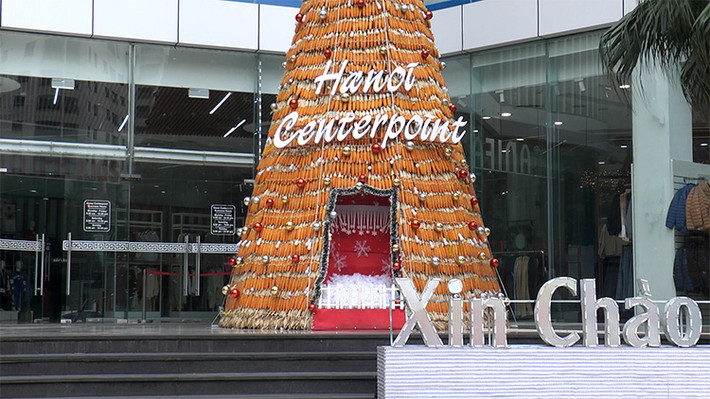 Cây thông Noel là "linh hồn" của ngày lễ Giáng sinh, mỗi năm vào dịp này tại Việt Nam lại xuất hiện những cây thông vô cùng độc đáo bằng các nguyên liệu không ai nghĩ tới. Ảnh: Lê Phú/Báo Tin Tức