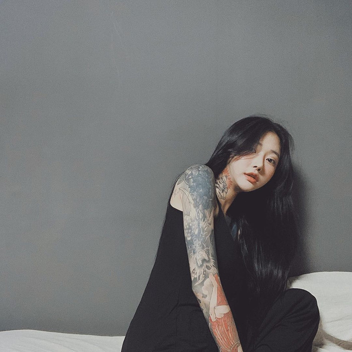 Ahn Lina thường diện những item có dáng khoét nách ôm sát để khoe hình xăm. Ảnh: IGNV