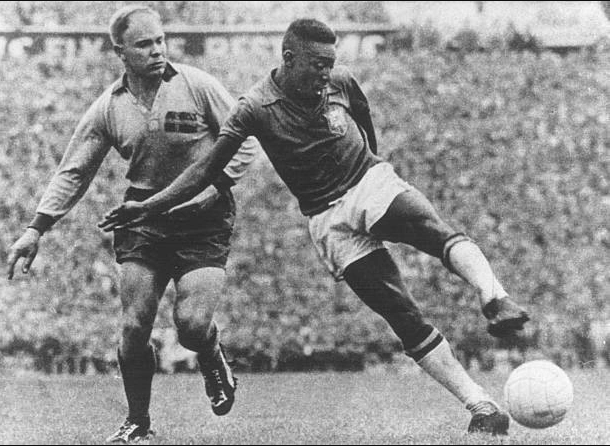 Cùng năm đó Pele cũng lập một cú đúp trong một trận chung kết World Cup. Sau khi loại Pháp ở bán kết, Pele đã ghi hai bàn trong trận chung kết với Thụy Điển.