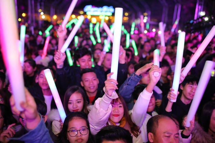 Theo một cư dân mạng chia sẻ, để đảm bảo an toàn hơn và tránh bị thiếu oxi thì chúng ta nên đem theo máy thở, bởi trước đó đã xuất hiện không ít trường hợp ngất lịm đi vì dòng người quá đông đúc.